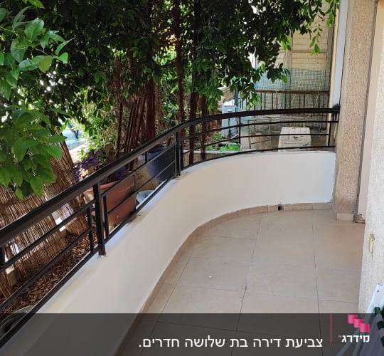 מרפסת עם קיר צבוע בצבע לבן טרי
